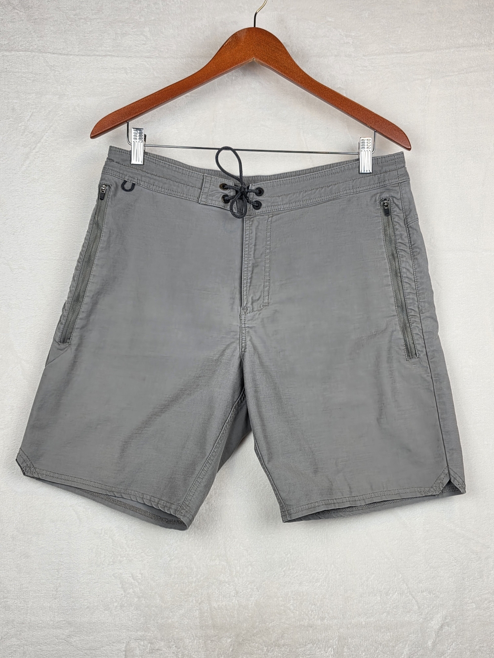 Roark Layover Traveler Shorts Men's Medium Gray Drawstring Zip Pocket Travel